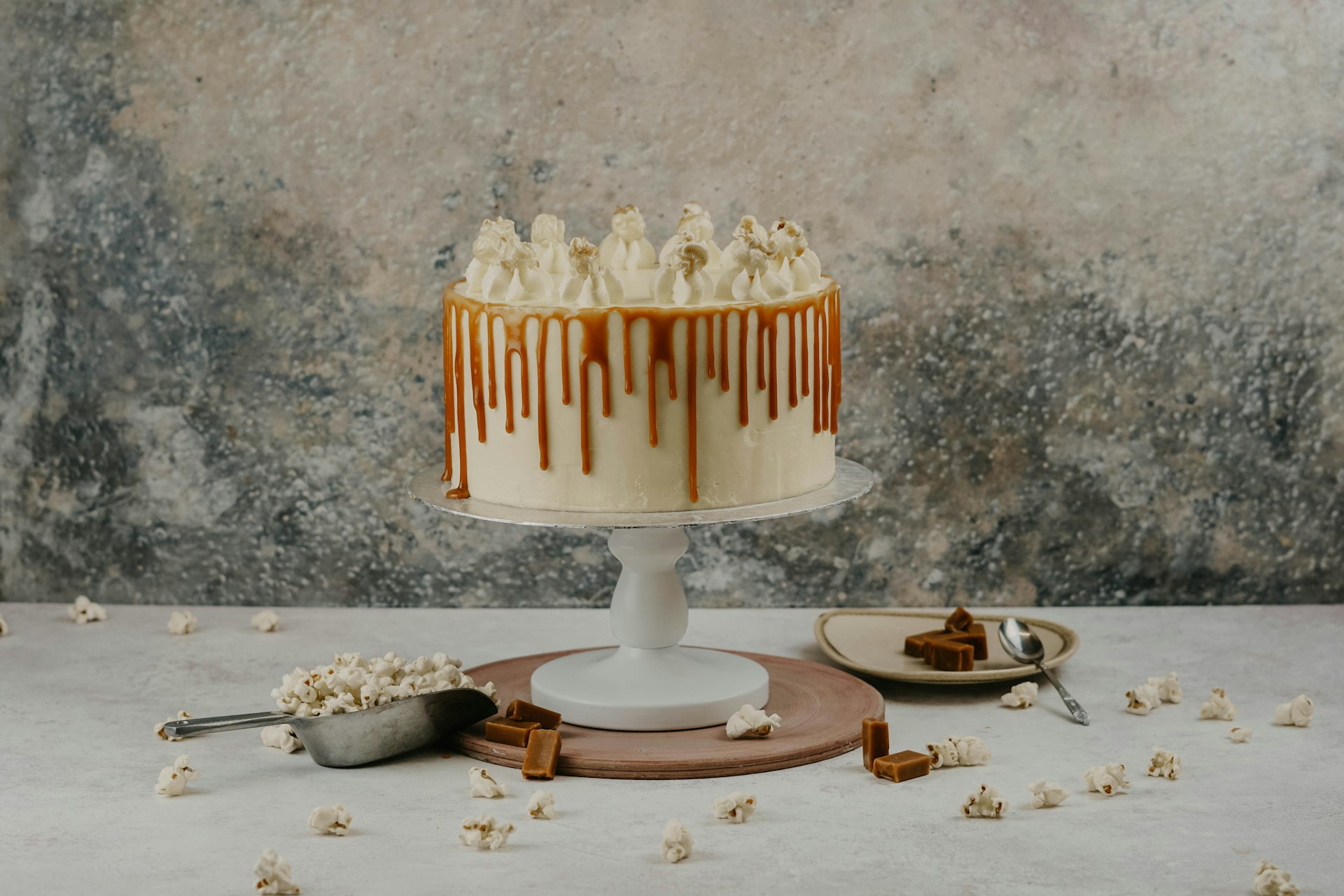 eenlaagse cake met toppings
